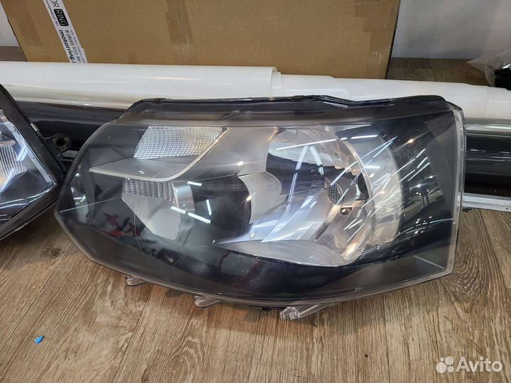 Фара VW Transporter T5/ Caravelle / Multivan 2010+