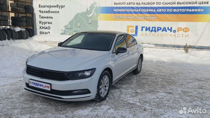 Стекло двери передней левой Volkswagen Passat (B8)