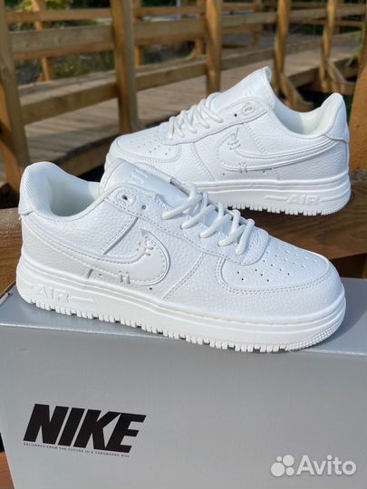 Кроссовки nike белые