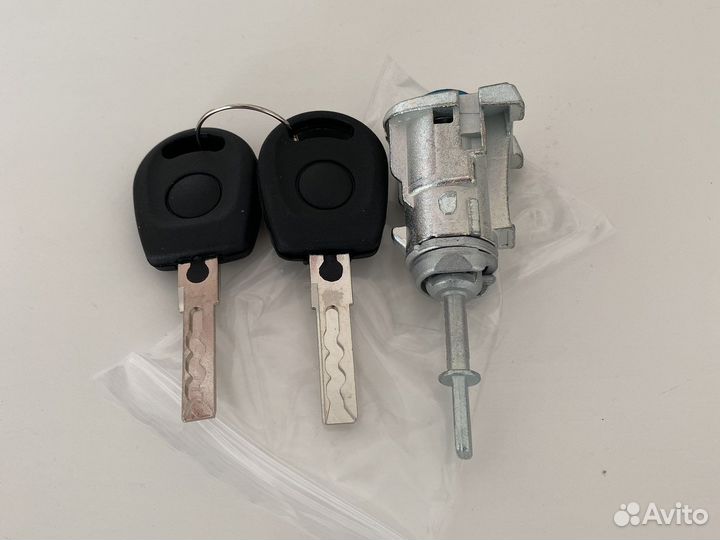 Замок двери лечинка VW T5 с 04.03-10.09 лев дверь