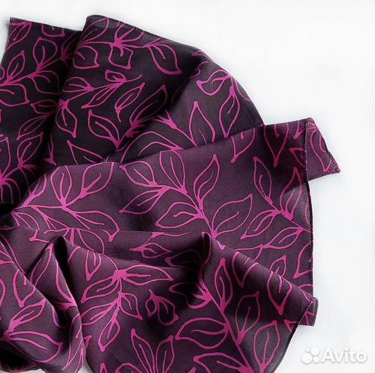 Шарф с розовыми веточками шелковый женский
