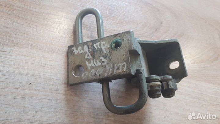 Петля двери нижняя правая Skoda Octavia Tour