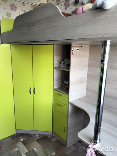 Кровать чердак со столом и шкафом