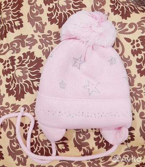 Шапки детские и носки на девочку