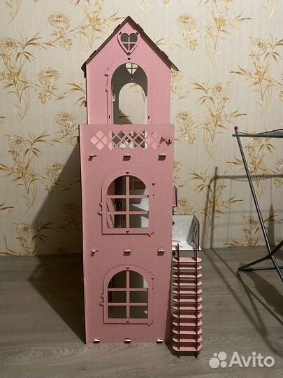 Большой кукольный домик с мебелью