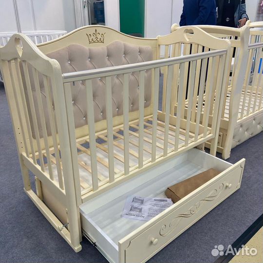 Кроватка и комод для малыша с короной