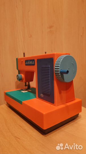 Детская швейная машинка Аленка