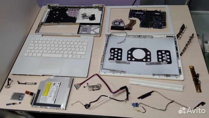 MacBook model No: A1181 на разбор по запчастям