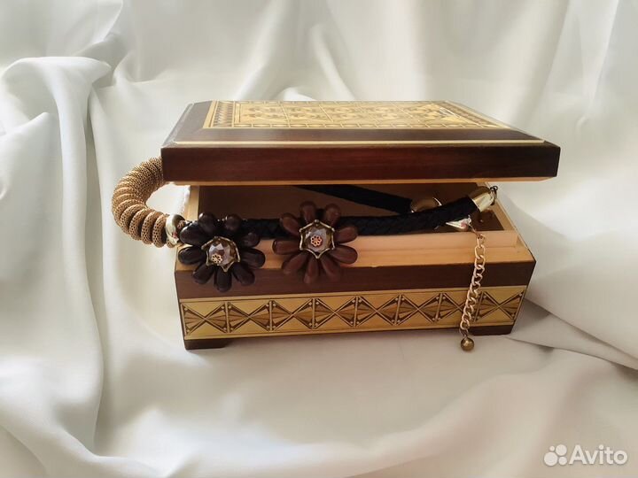 Деревянная шкатулка