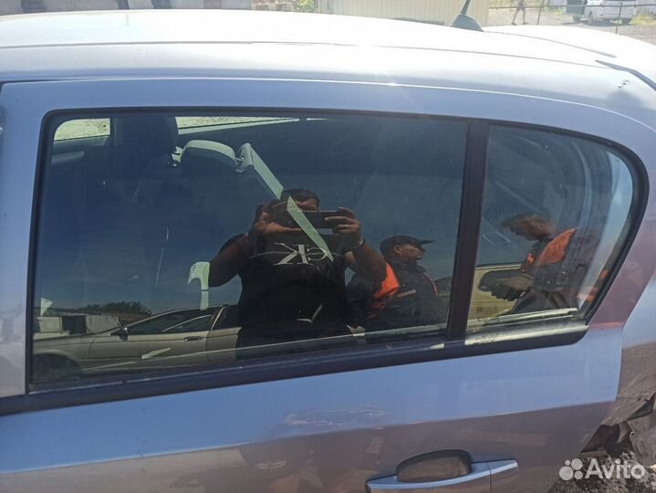 Стекло заднее левое Opel Astra H Z16XER 2008