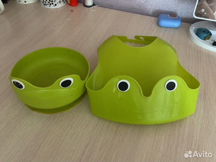 Тарелка со слюнявчиком