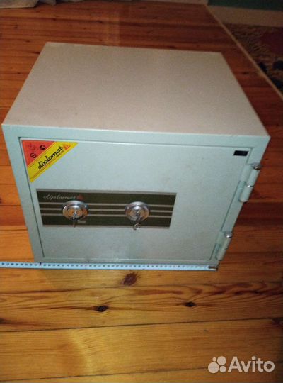 Сейф металлический