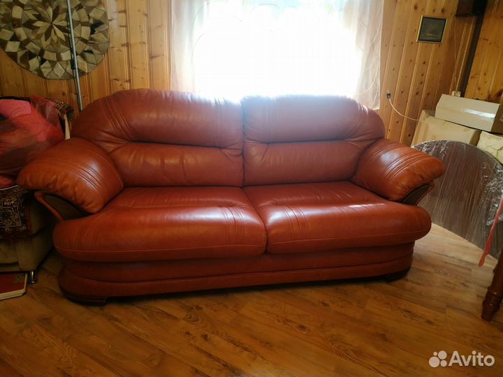 Кожаный диван фабрики 8 марта