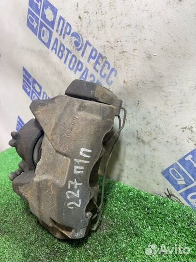 Суппорт передний правый Renault Fluence седан 1.6