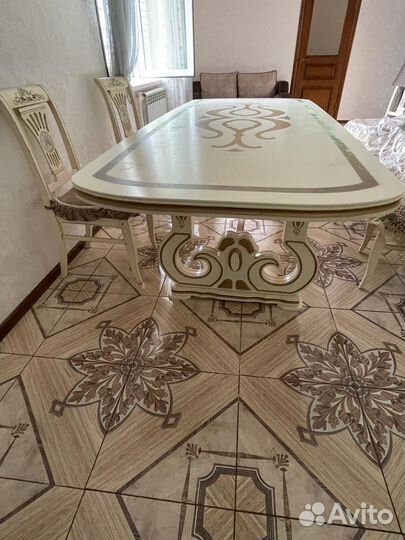 Кухонный стол и стулья