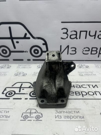 Кронштейн двигателя правый Audi A6C5