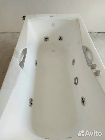 Ванна джакузи с гидромассажем
