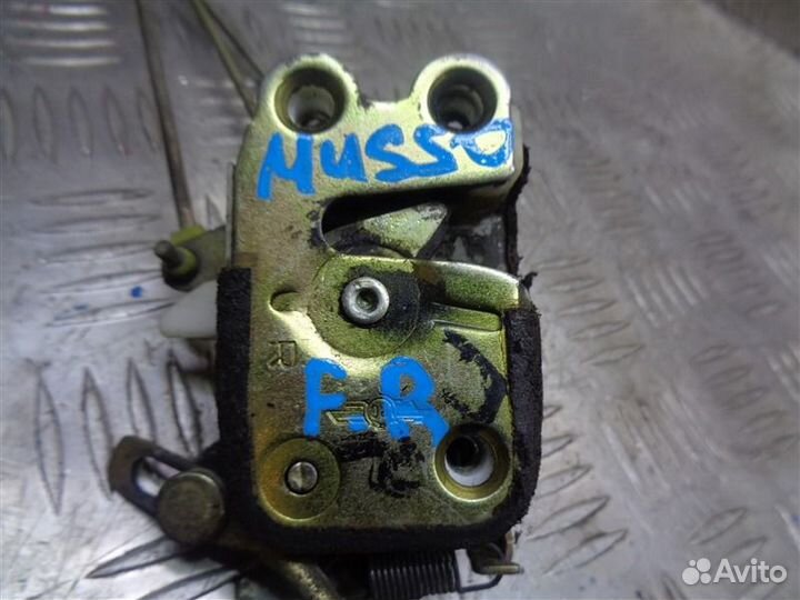 Замок двери передний правый Ssangyong Musso OM661