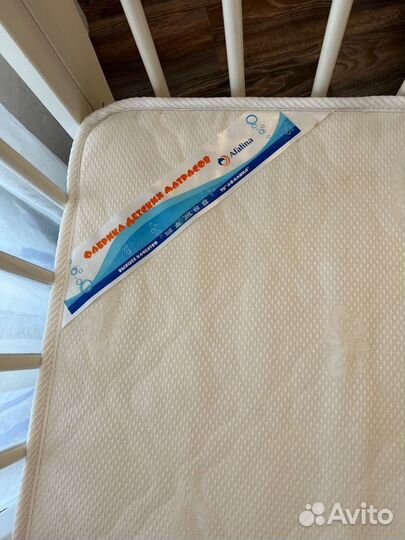 Детская кроватка с маятником с матрасом