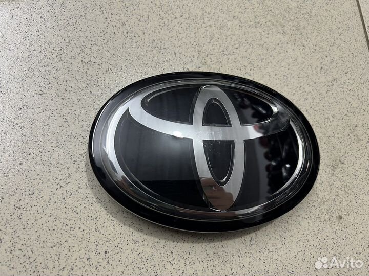 Эмблема Toyota Camry v70 v75 под дистроник