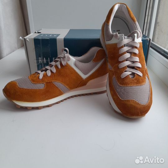 Кроссовки женские