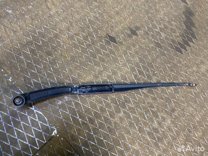 Поводок стеклоочистителя левый Ниссан teana L33