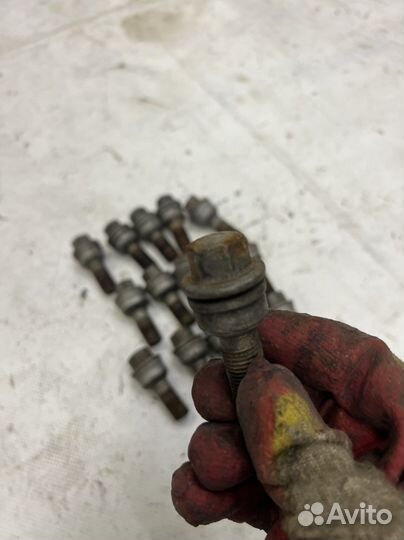 Комплект болтов на колеса audi q5 8r