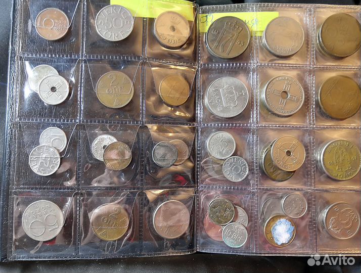 Альбом с коллекционными монетами