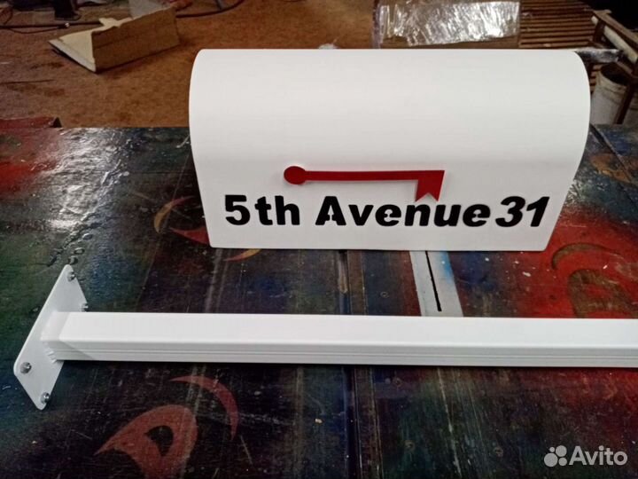 Ящик белый с надписью и замком