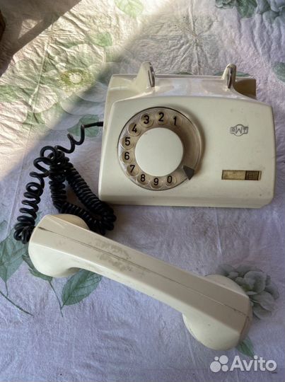 Старый телефонный аппарат