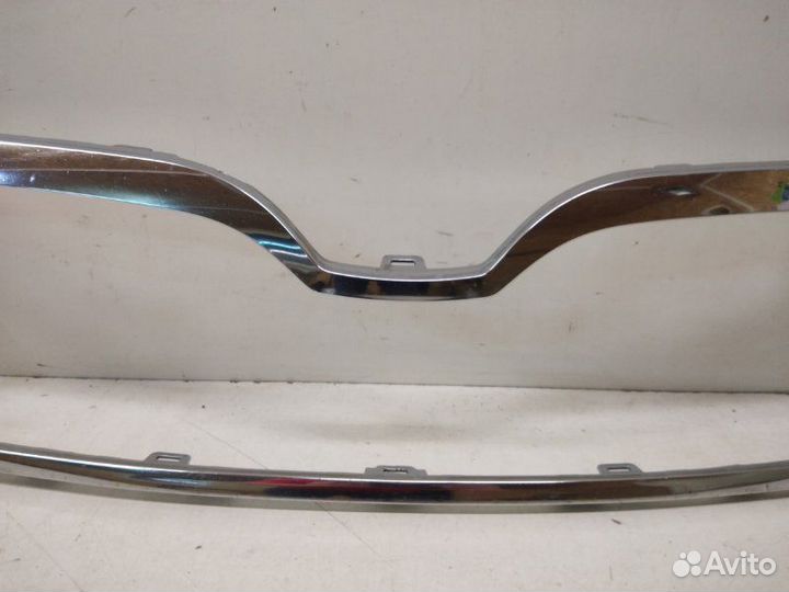 Молдинг решетки радиатора передний Skoda Superb 2