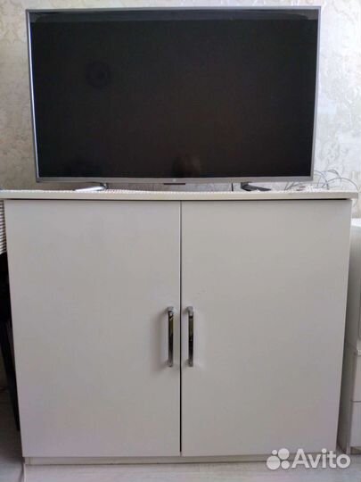 Прикроватные тумбочки и комод белый