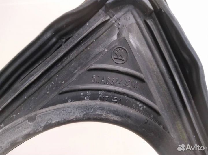 Уплотнитель стекла двери Skoda Rapid 2012-2020