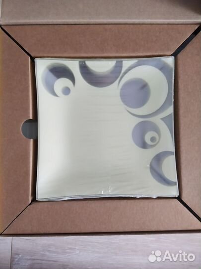 Набор новых стеклянных тарелок