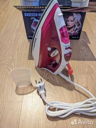 Утюг Redmond RI-C262
