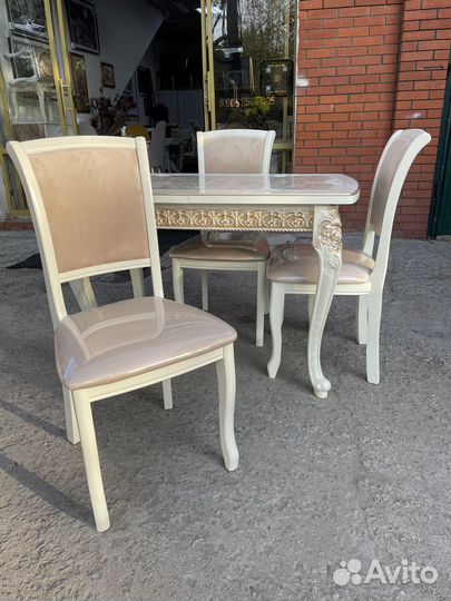 Стол и стулья