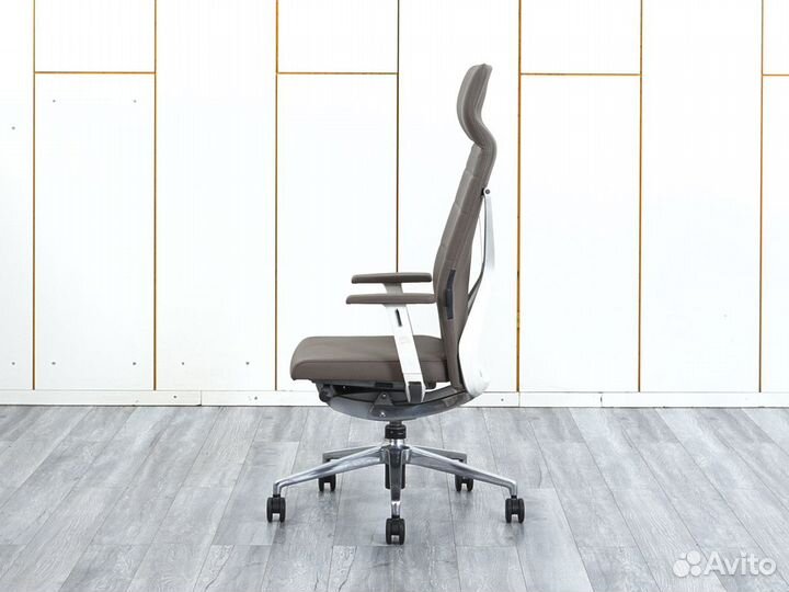 Офисное кресло в кабинет руководителя Crossline Pr