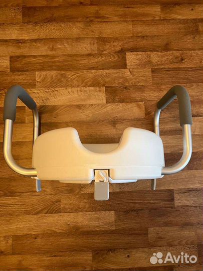 Насадка на унитаз с поручнями