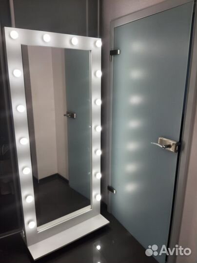 Гримерное зеркало с лампочками на подставке
