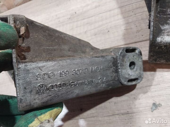 Кронштейн двигателя левый Volkswagen Passat B5