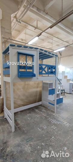 Кровать чердак домик с лестницей комодом