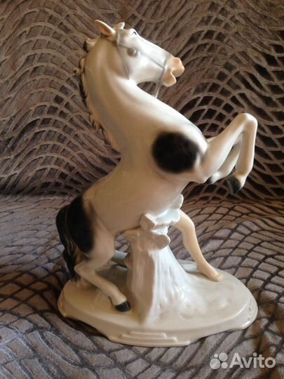 Фарфоровая статуэтка 