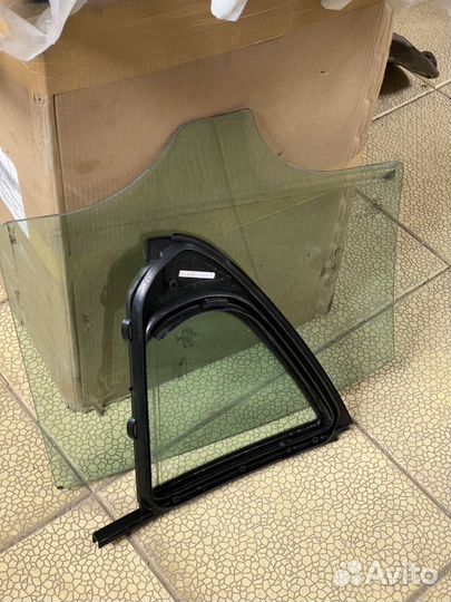 Заднее левое стекло дверина Mercedes W205