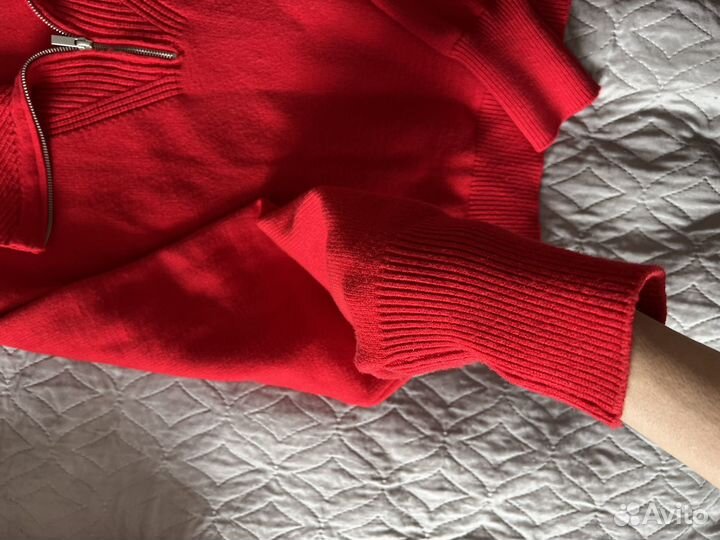 Свитер красный