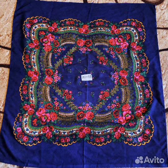 Винтажный плюшевый ковёр и бабушкины платки