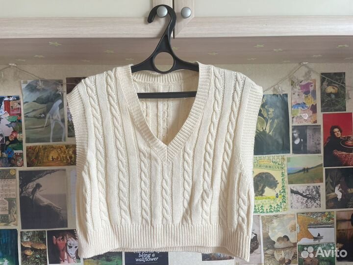 Фактурная вязаная укороченная жилетка молочного цв