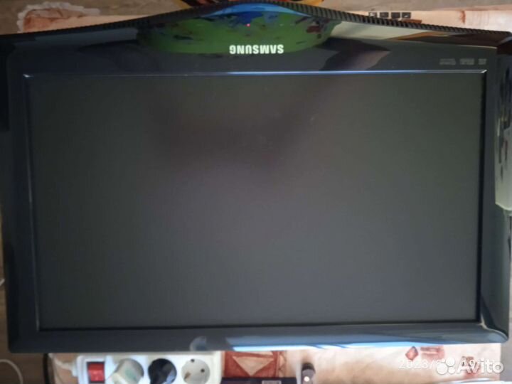 Телевизор Samsung c кронштейном и подставкой