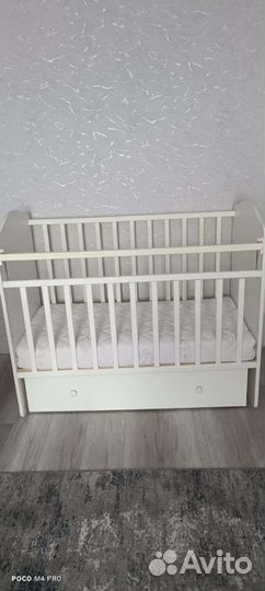 Детская кроватка с маятником белая