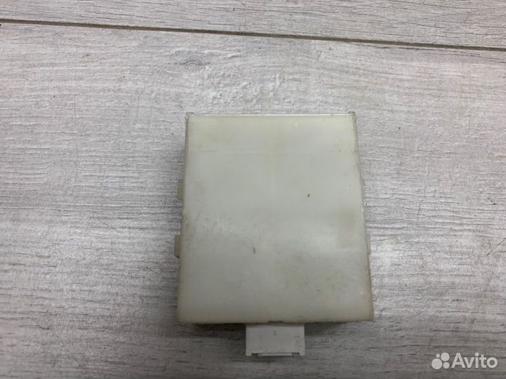 Блок управления центральным замком Toyota Avensis