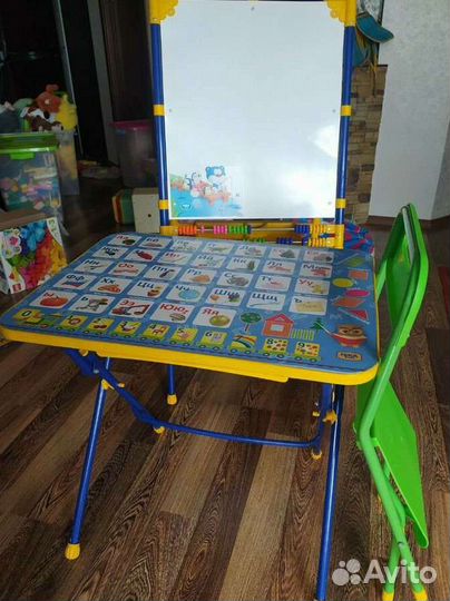 Детский стол и стул, мольберт